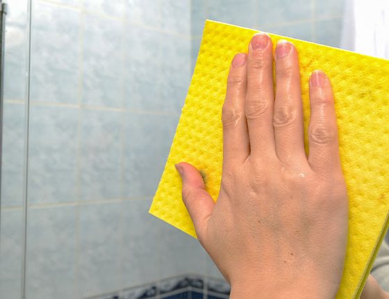 Aufgepasst! Hiermit solltest du niemals deine Spiegel reinigen!