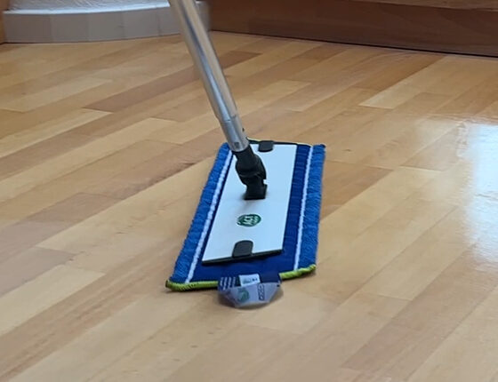 Parkettböden richtig reinigen: Tipps für geöltes, gewachstes & lackiertes Holz