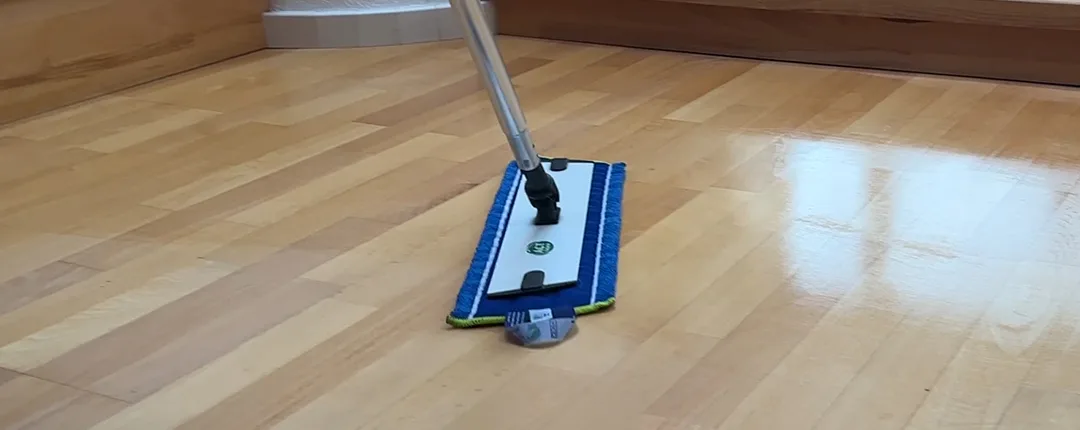 Parkettböden richtig reinigen: Tipps für geöltes, gewachstes & lackiertes Holz